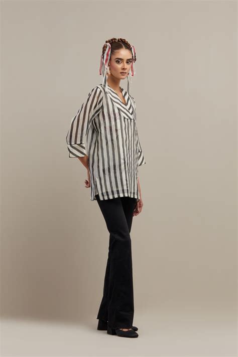 Black & off-white cotton chanderi hand block printed short top. – Upavita