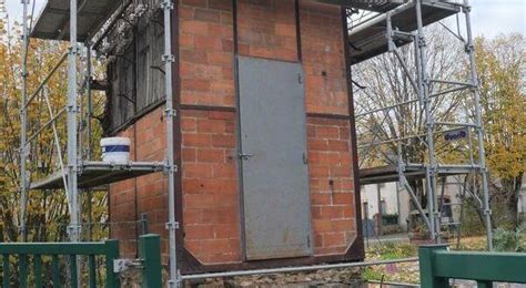 La restauration de ce drôle de bâtiment en briques rouges a commencé à ...