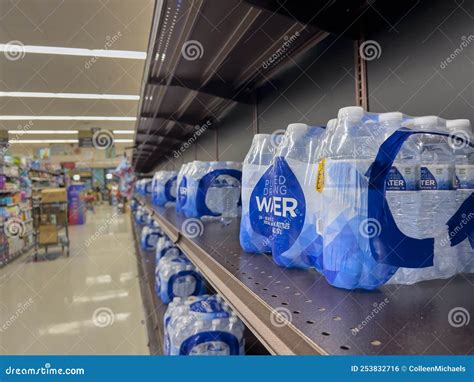 Mill Creek Wa Usa Circa Julio De 2022 : Vista De Un Bajo Inventario De ...