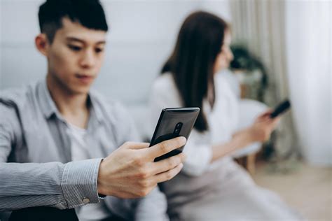 Emotional Cheating In Texting: 8 Examples And Signs