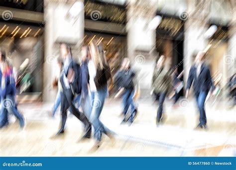 People Walking Blur 的图像结果