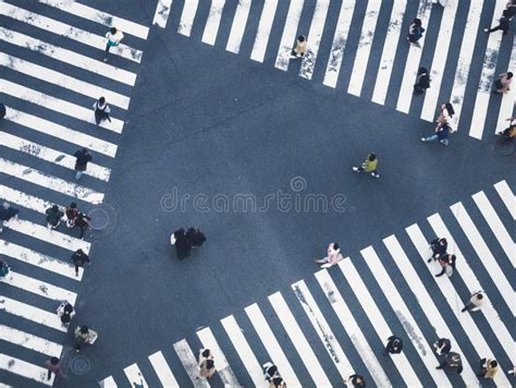 People Walking Top View 的图像结果