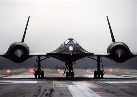 https://www.militaryfactory.com/aircraft/imgs/lrg/lockheed-sr71-blackbird_5.jpg