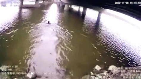 杭州一男子因情感问题，大冬天两次跳河，被救时还挣扎着往水里钻