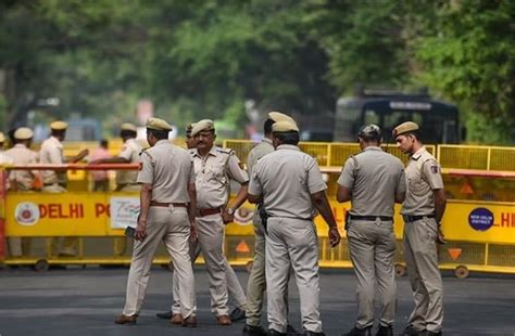 Delhi: मोबाइल शॉप मालिक की चाकू घोंपकर हत्या, दो नाबालिग अरेस्ट - delhi ...