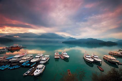 Visitez le Sun Moon Lake lors d'un spectacle de sons et lumières ...