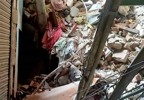 4-storey building collapses in Delhi, some people feared trapped