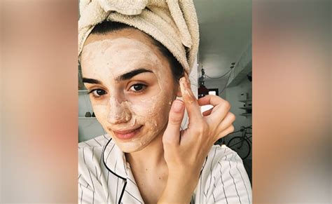 आंखों के नीचे हो गए हैं गहरे काले धब्बे, तो चंदन के पाउडर में मिलाकर ...