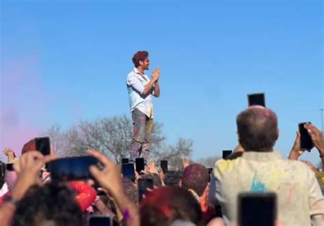 Kartik Aaryan played Holi with fans in America, shared the video and ...