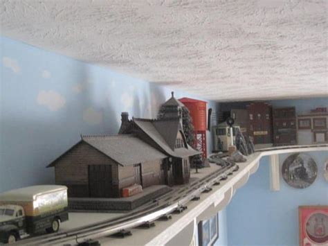 Model Train Layout Near Ceiling 的图像结果