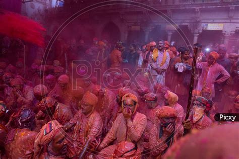 Local Siting People 的图像结果