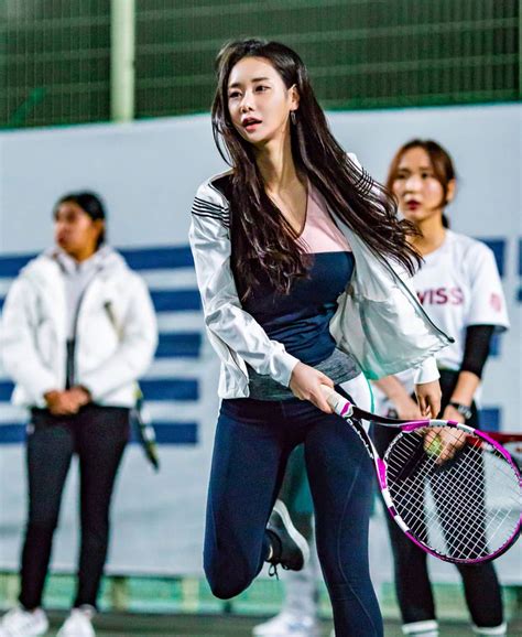 韩国嫩模变身网球少女 这身材完爆库娃莎娃