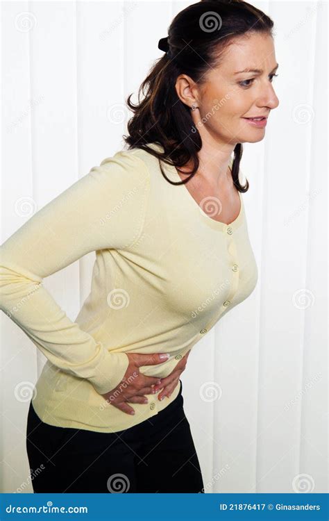 Mujer con dolor abdominal imagen de archivo. Imagen de mujer - 21876417