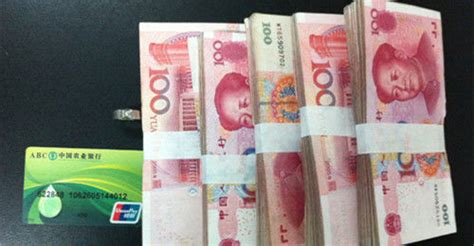 男子堆起百元大钞炫富 钞票上印有4个字被抓 - 青岛新闻网
