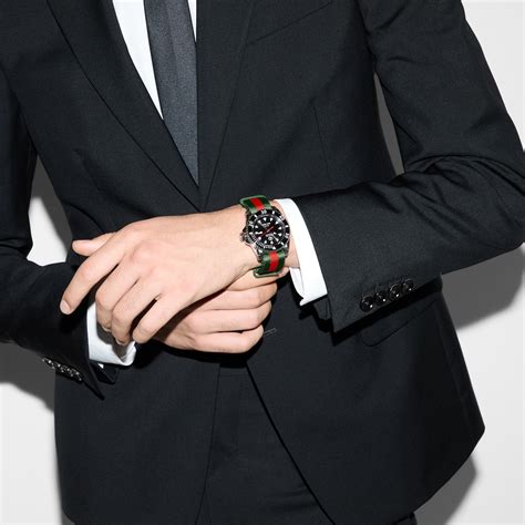 Reloj Gucci Dive, 40mm en nylon verde y rojo | GUCCI® ES