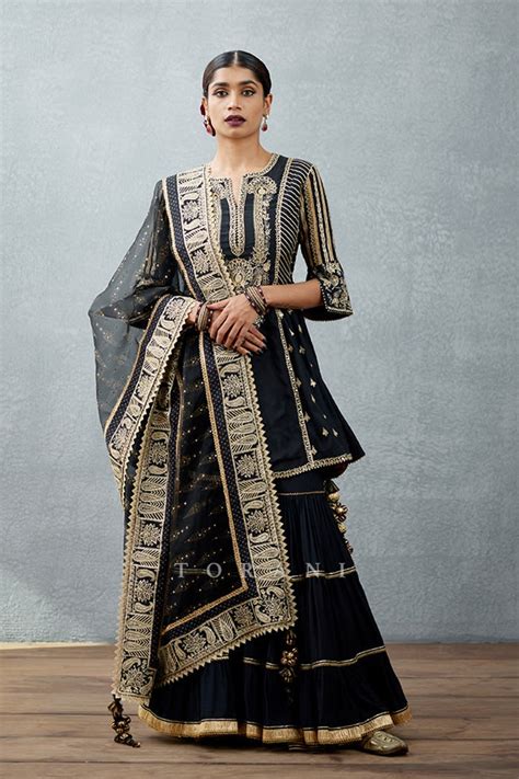 Loved Sara Ali Khan's gharara? Here's how you can replicate her outfit ...