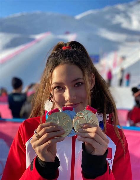 16岁的世界冠军，“天才滑雪少女”谷爱凌才是活成了几亿少女的梦_训练