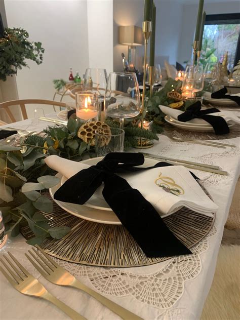 Christmas Table Styling Ideas From Bright and Bold to Traditional Luxe