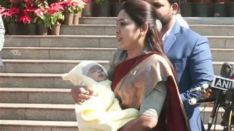 NCP MLA Saroj Ahir reached Maharashtra assembly with a newborn child ...