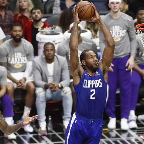 Download Kawhi Leonard Pre-Dunk Wallpaper | Wallpapers.com