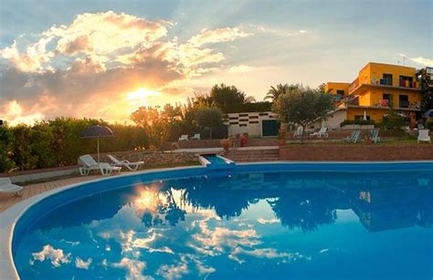 MEUBLE LE CAVE (Sirolo) - Hotel Reviews, Photos, Rate Comparison ...