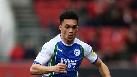 Fabian Delph joins Everton training camp ahead of move from Manchester ...