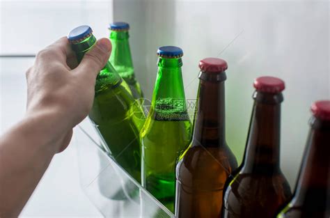 男手从冰箱门拿一瓶啤酒高清图片下载-正版图片506459643-摄图网