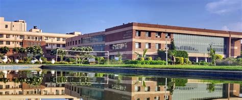 Top 10 Distance Education Colleges in Noida - College Chalo