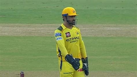 MS Dhoni 'loses cool', gives up after Pathirana, Dube ignore ...