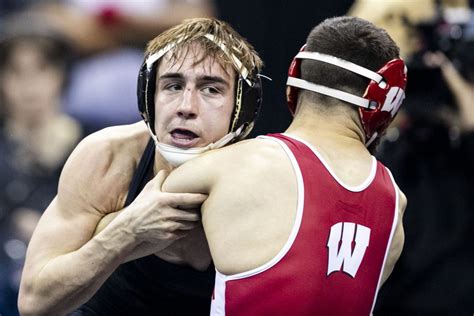 Iowa's men's wrestler Drake Ayala loses in 125-pound national title ...