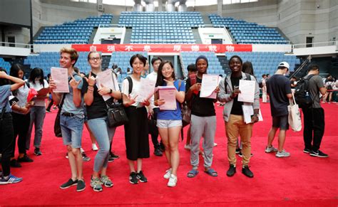 外籍学生免试就能入学清华北大，家长的身份规划很重要