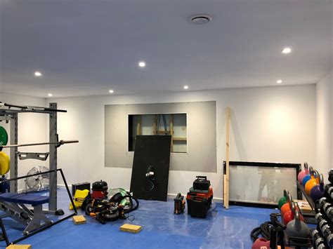 TV On Wall in Gym 的图像结果