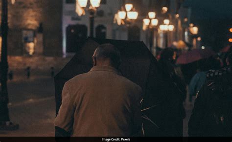 Chinese Man Famous For "Waiting For Love" On Shanghai Bridge Exposed As ...