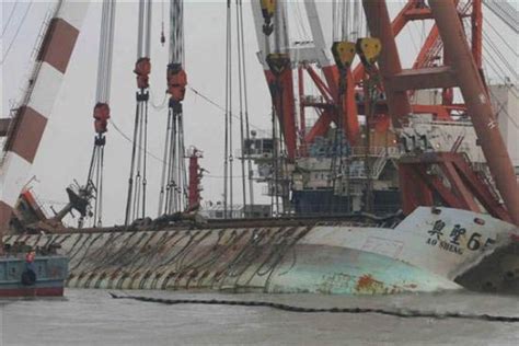 天津将4786吨沉船扳正打捞出水(组图)_新闻中心_新浪网