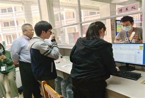 卫校百余名学生参加社会企业勤工俭学岗位面试-上海交通大学医学院-新闻网