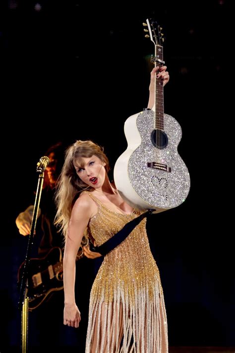霉霉Taylor Swift重录专辑《Red》英美均空降冠军！