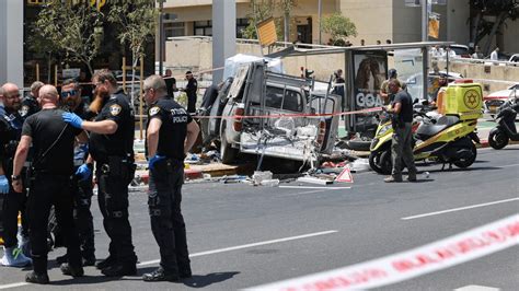以色列一辆汽车冲撞购物中心行人，8人受伤；警方称是“恐怖袭击”_离开_事件_平民