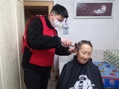 老人花10元剃头后满头伤口最新素材