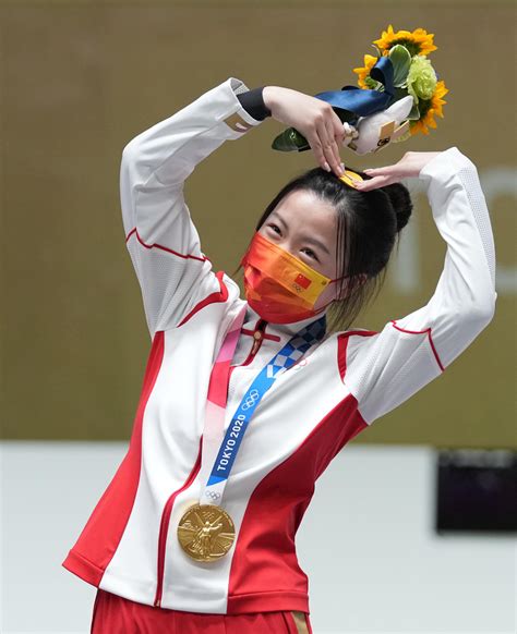 高清图：杨倩摘得东京奥运首金 领奖台上可爱比心-搜狐大视野-搜狐新闻