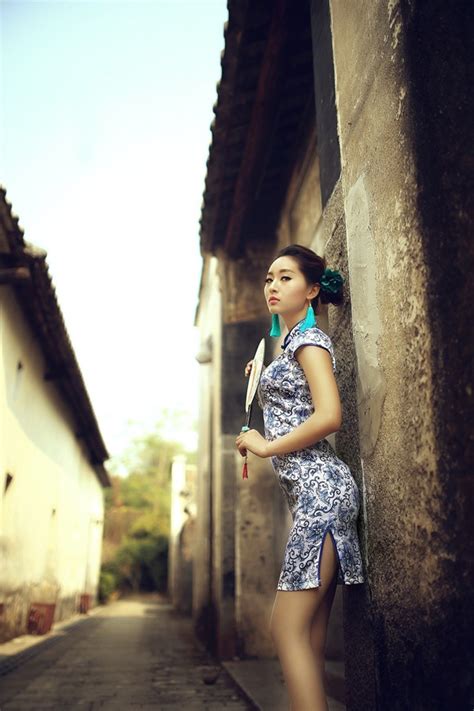上海老街巷里的青花旗袍艺术照图片_美女图片_秀色女神