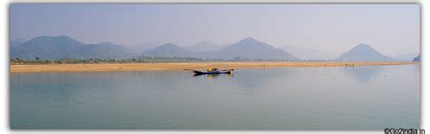 go2india.in : A boat in river Godavari