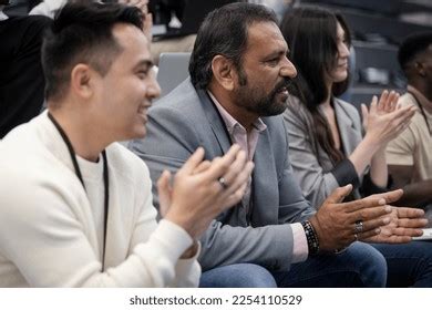 Business People Clapping 的图像结果