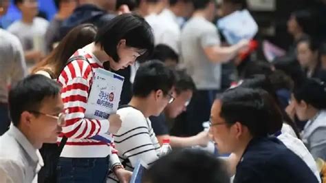 上海今年计划新增50万以上就业岗位，稳慎调整最低工资标准_社会热点_社会频道_云南网