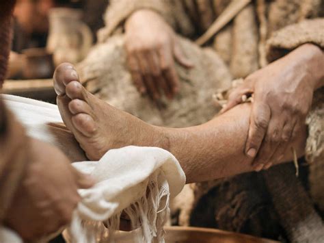 免费圣经图片 :: 耶稣给门徒们洗脚
