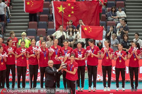 高清：2019女排世界杯颁奖仪式举行 中国队捧起冠军奖杯！_胡雪蓉
