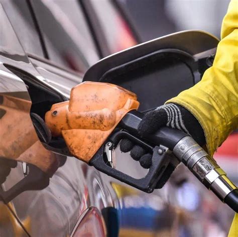 今年首次，油价或将下调_油价周五或迎今年首次大幅下调_调整_汽柴油