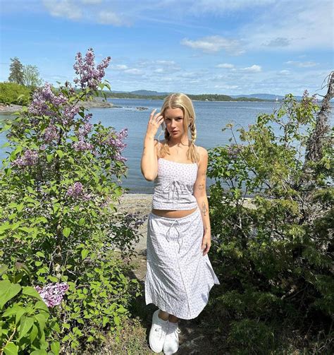 從《Vogue》封面模特到 Onlyfans 成人女模：Lottie Moss 坦言和姊姊 Kate Moss 已經「疏遠」很久了 - A Day Magazine