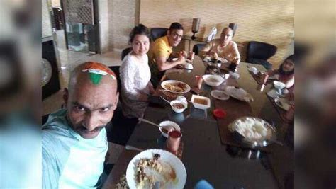 Sachin Tendulkar,MS Dhoni: సచిన్ వీరాభిమానికి ధోనీ విందు..! - ms dhoni ...