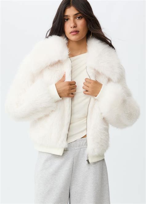 Faux fur clothing | Stradivarius Worldwide
