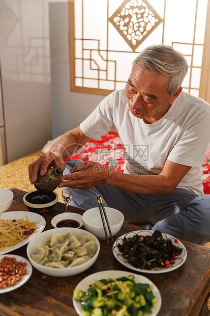 老年人坐在家里吃饭喝酒高清图片下载-正版图片507692184-摄图网